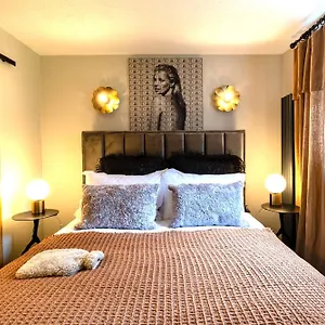 https://cosy-flat-in.tophotelsbath.com